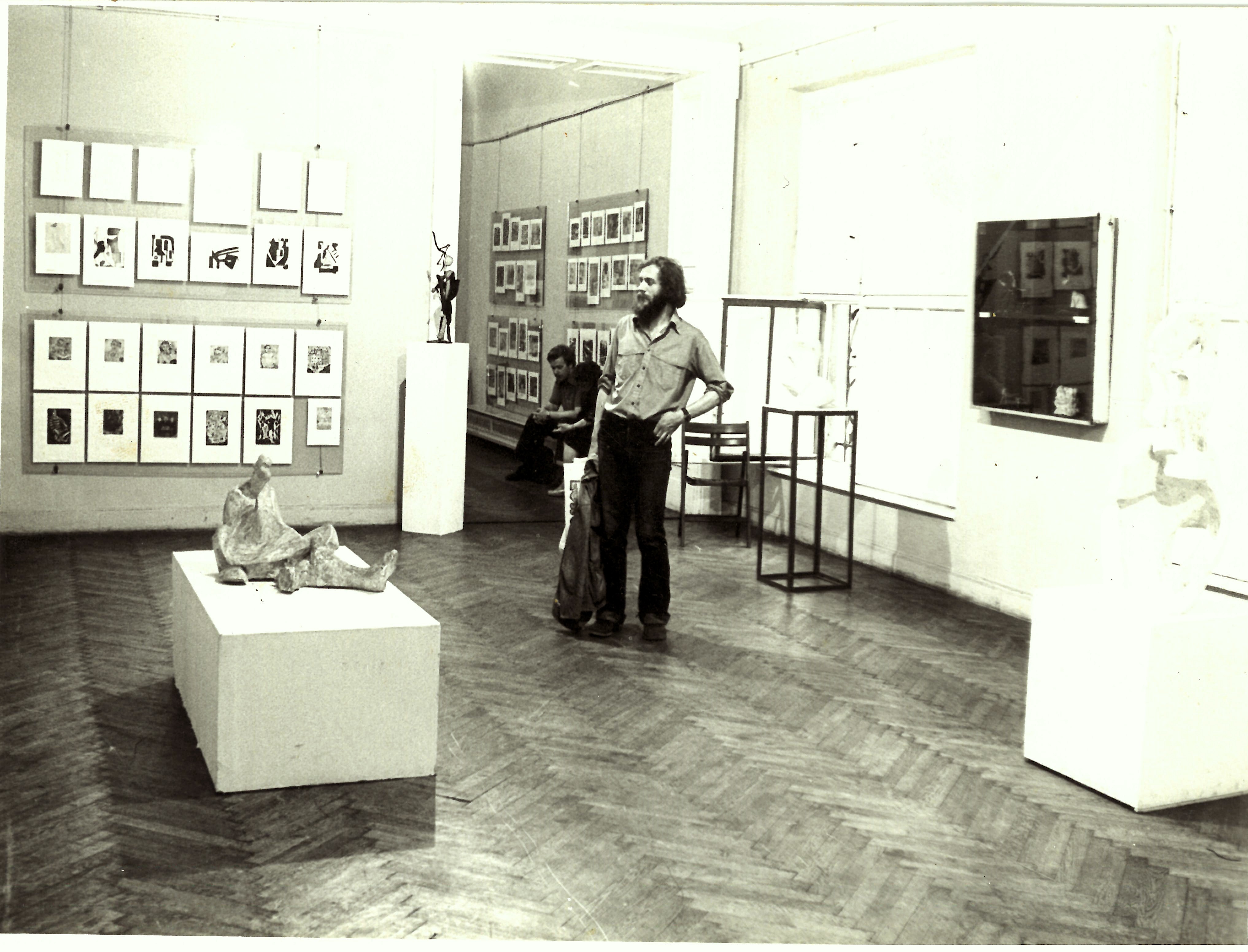 Zwiedzający wśród prac na wystawie Grupa Krakowska 1932–1937